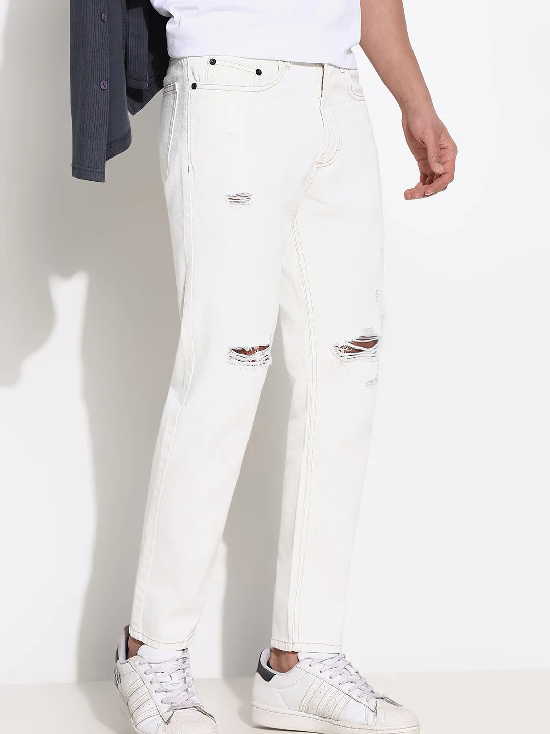 Men White Comfort Slim Fit Low-Rise Slash Knee Acid Wash Jeans