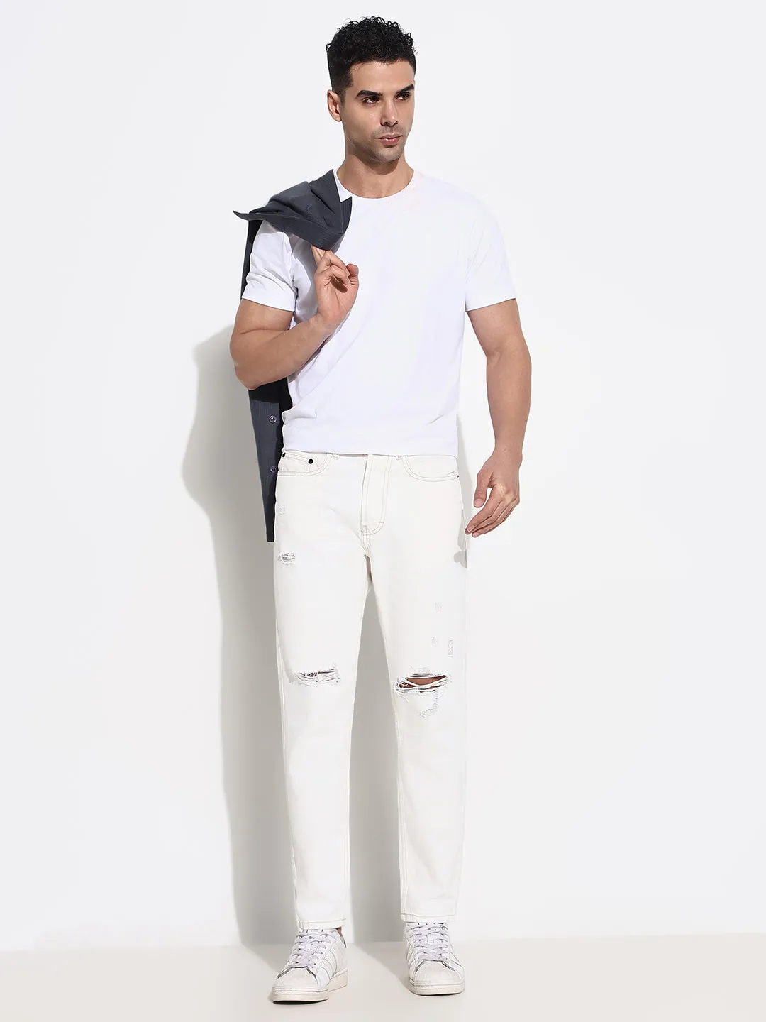 Men White Comfort Slim Fit Low-Rise Slash Knee Acid Wash Jeans